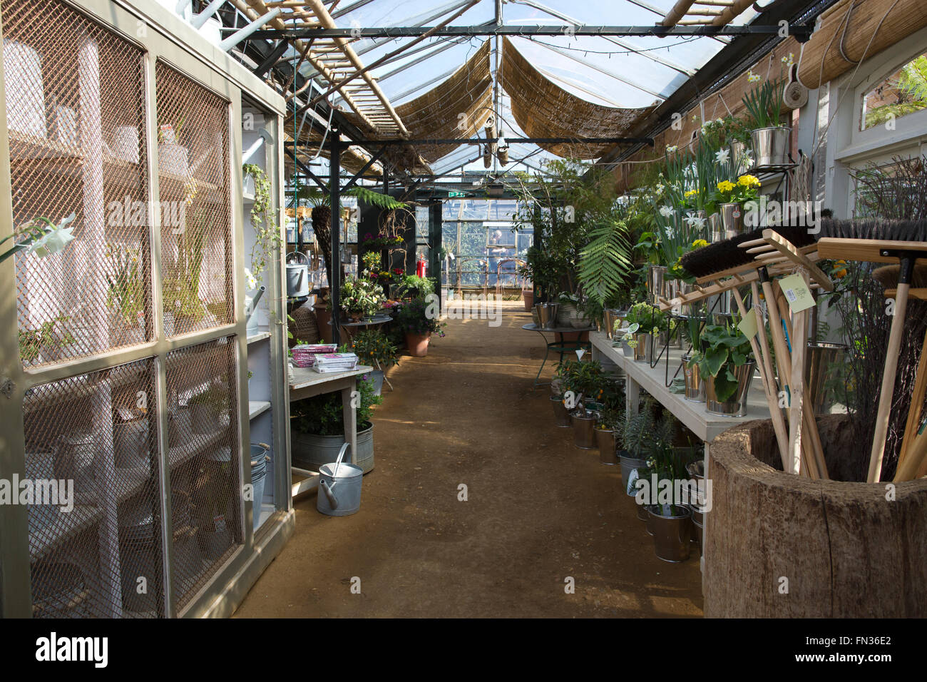 Petersham Nurseries böhmischen Durcheinander von Gewächshäusern und Gärten aus Petersham House, Richmond Upon Thames, Surrey, Vereinigtes Königreich Stockfoto