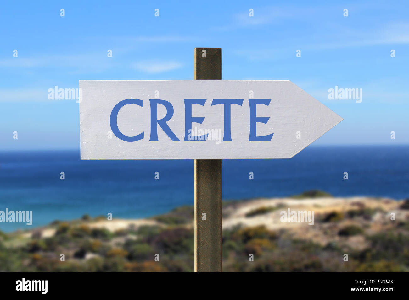 Crete Straßenschild mit Meer im Hintergrund Stockfoto
