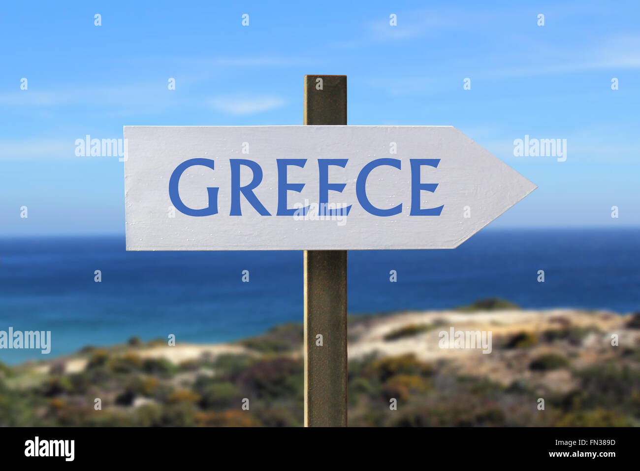 Griechenland-Straßenschild mit Meer im Hintergrund Stockfoto