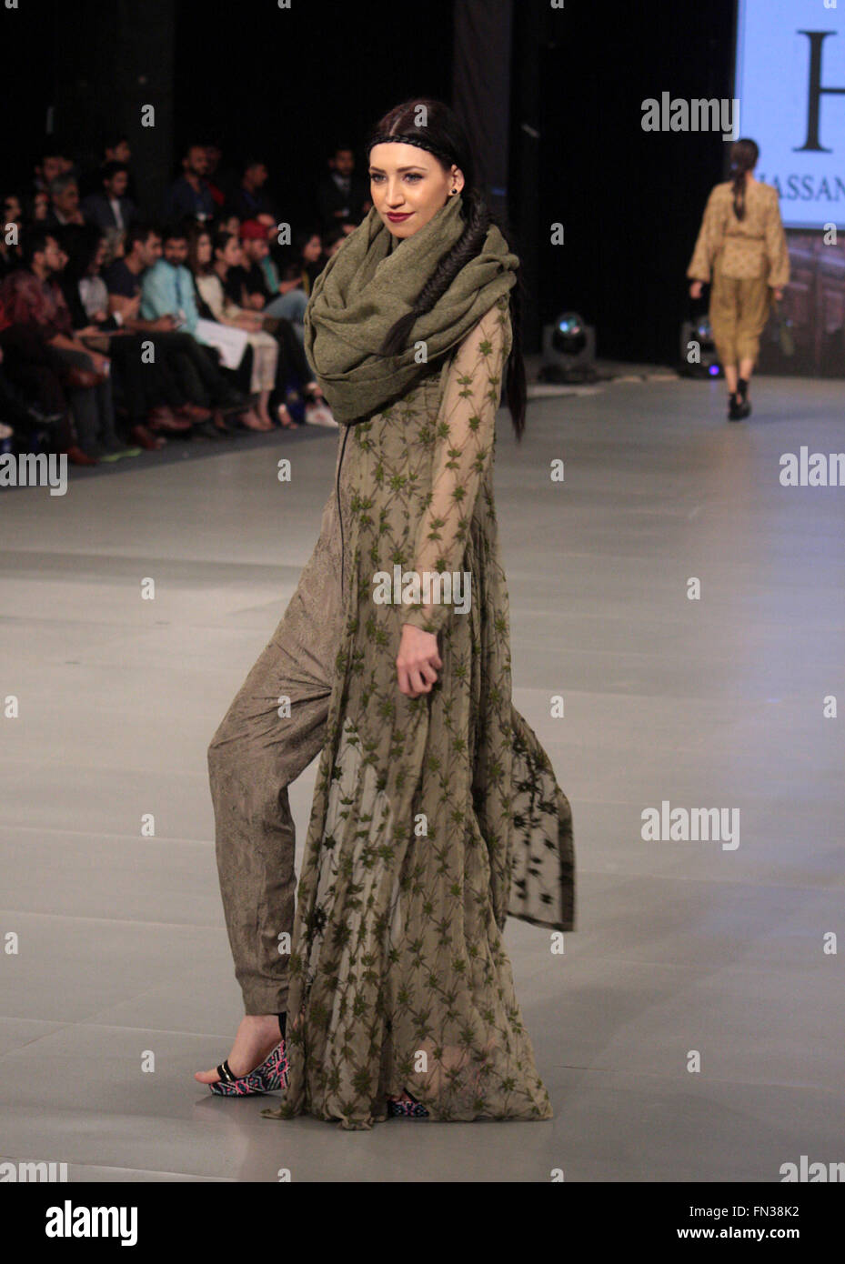 Lahore. 13. März 2016. Ein Modell stellt eine Kreation des Designers Hassan Sheheryar Yasin (HSY) am letzten Tag der Pakistan Fashion Design Council (PFDC) Sunsilk Fashionweek 2016 im östlichen Pakistan Lahore am 13. März 2016. Der letzte Tag der PFDC Sunsilk Fashion Week 2016 endete am Sonntag, markieren Ende der vier Tage eine Litanei von Designern, Textile Häuser und High Street Marken präsentieren ihre Saison feinste. © Jamil Ahmed/Xinhua/Alamy Live-Nachrichten Stockfoto