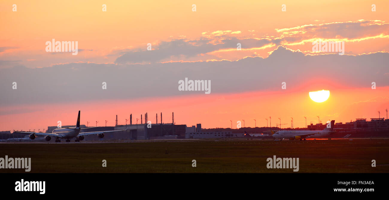 Sonnenuntergang, Sonnenaufgang, Hangar, Sonne, Roter Himmel, Flugzeuge, ausrollen, Hangar, Flughafen München, MUC, EDDM, Flughafen München, Erding, Freising, Stockfoto