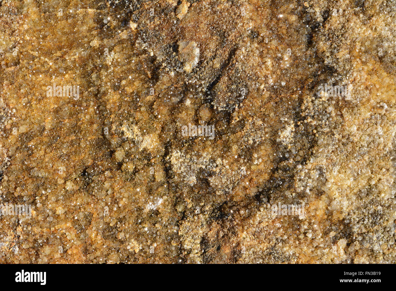 Orange / Rost farbigen rock Textur mit Quarz-Kristalle funkeln im Sonnenlicht. Stockfoto