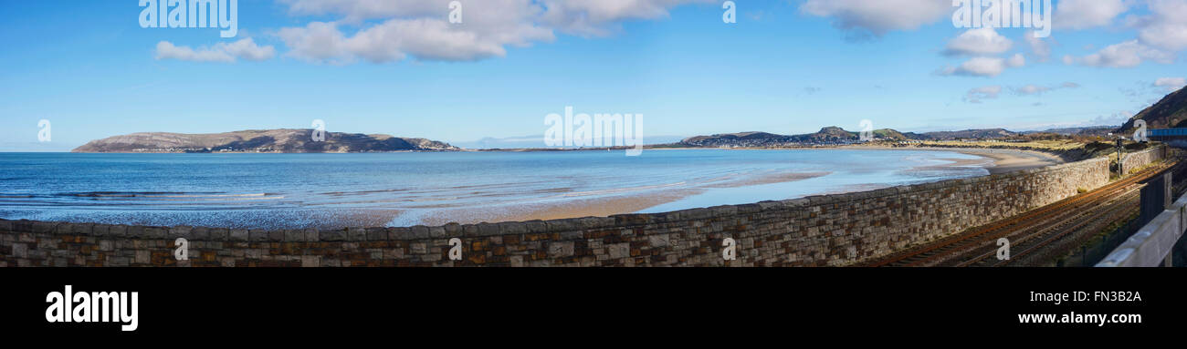 Panorama von Morfa Conwy Strand zu den Great Orme und Llandudno. Stockfoto