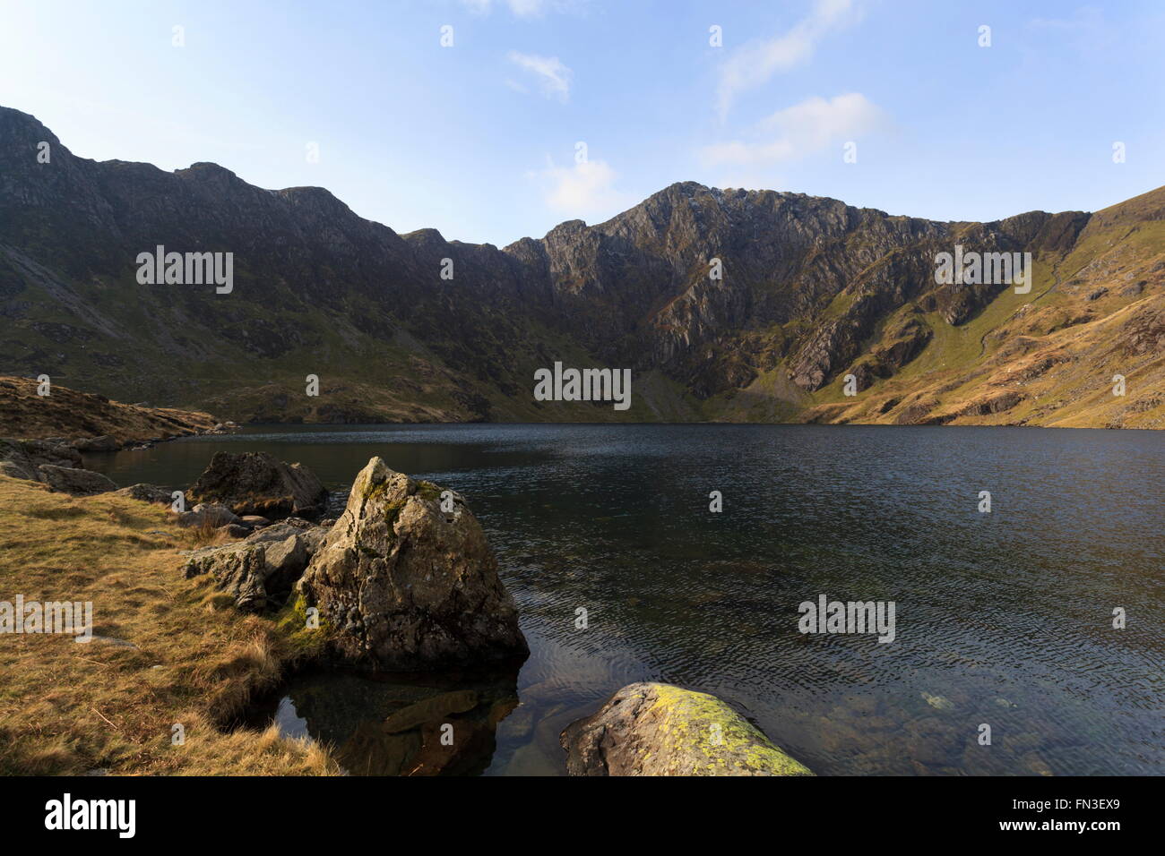Ein Blick auf Craig Cau von der Küstenlinie von Llyn Cau, Cadair Idris Stockfoto