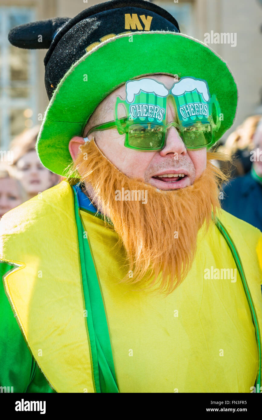 London, Großbritannien - 13. März 2016: St. Patricks Day Parade und Festival am Trafalgar Square. Fröhlichen irischen Kobold Stockfoto