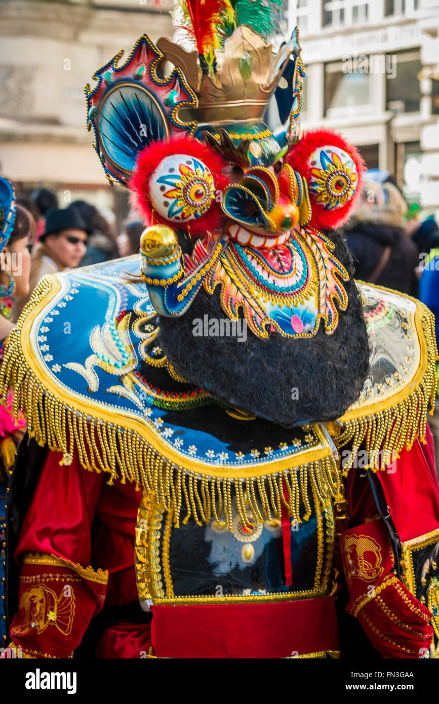 London, Großbritannien - 13. März 2016: St. Patricks Day Parade und Festival am Trafalgar Square. Bolivianische traditionelle Tänzer Stockfoto