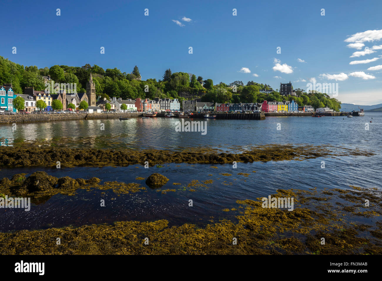 Malerische bemalten Häusern in den Hafen von Tobermory auf der Isle of Mull, Inneren Hebriden, Schottland Stockfoto