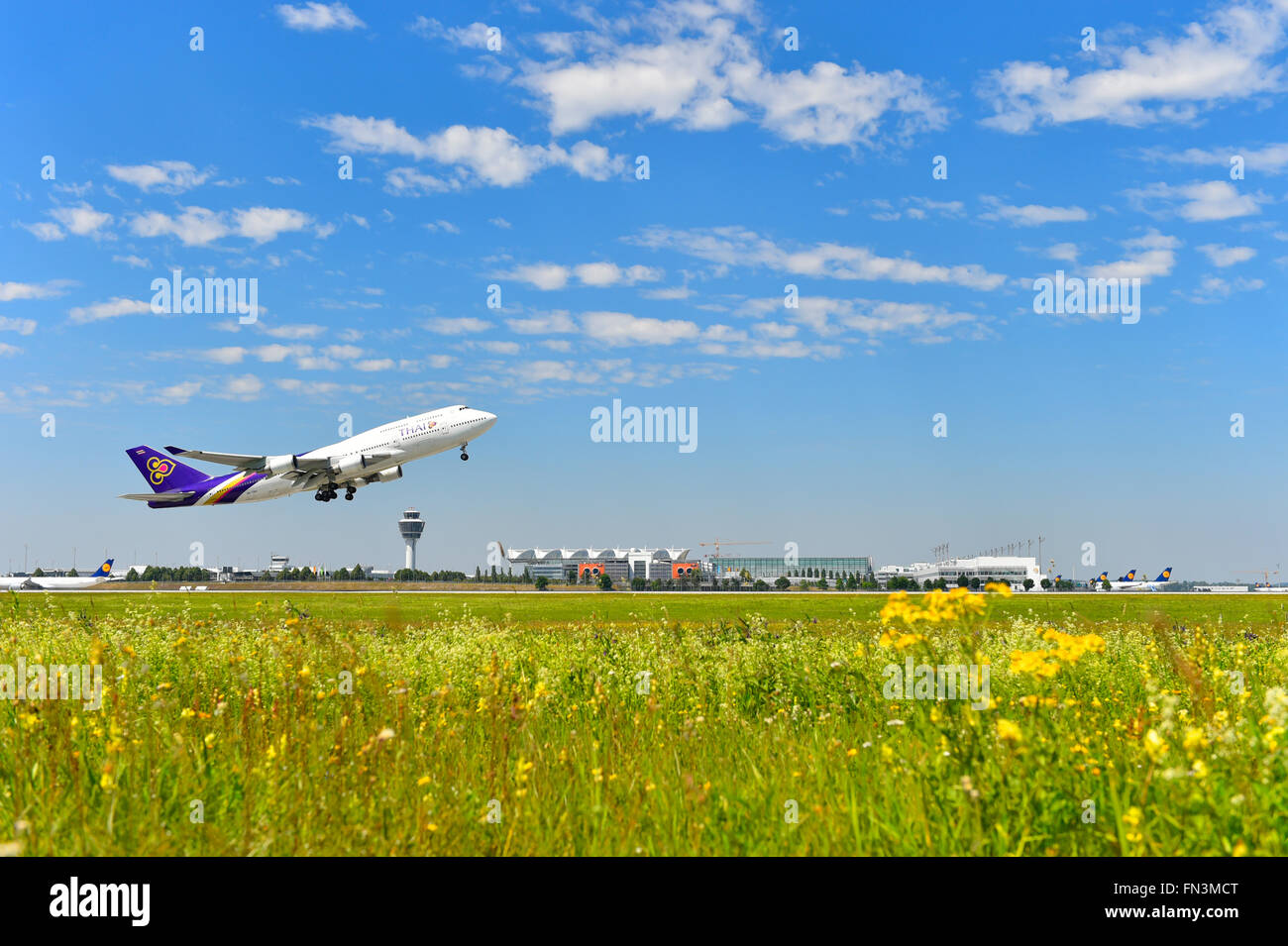 Boeing B 747-400, B747, Jumbo, Thai Airways, ziehen, ausziehen, Flugzeug, Flughafen, Übersicht, Panorama, Blick, Start-und Landebahn, Tower, Stockfoto