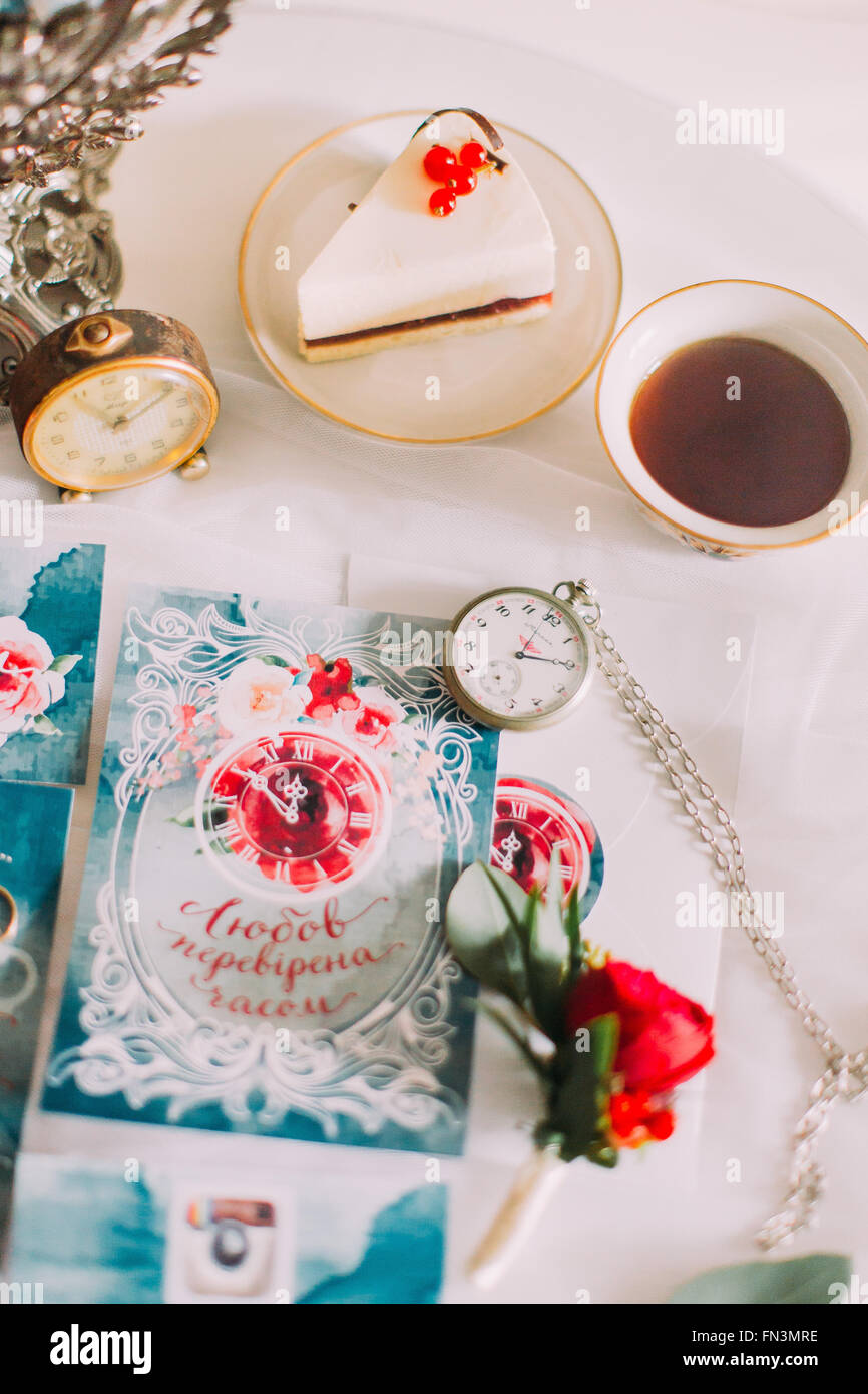 Hübsch Hochzeit Postkarte mit Tee und Kuchen auf den Tisch Stockfoto