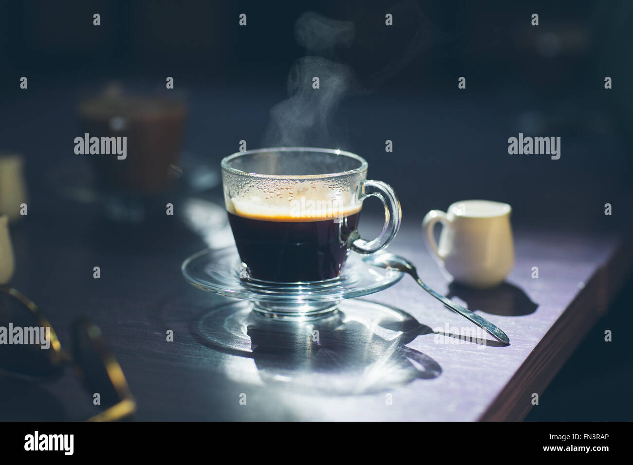 Tasse heißen Kaffee auf dem Tisch Stockfoto