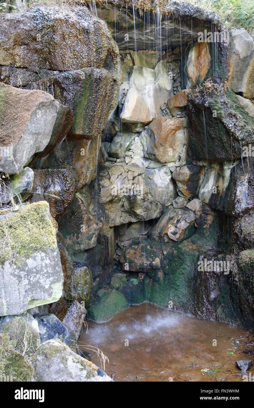 Mattoni Wasserfall - knstlichen Wasserfall - Quelle Mineralwasser  Stockfotografie - Alamy