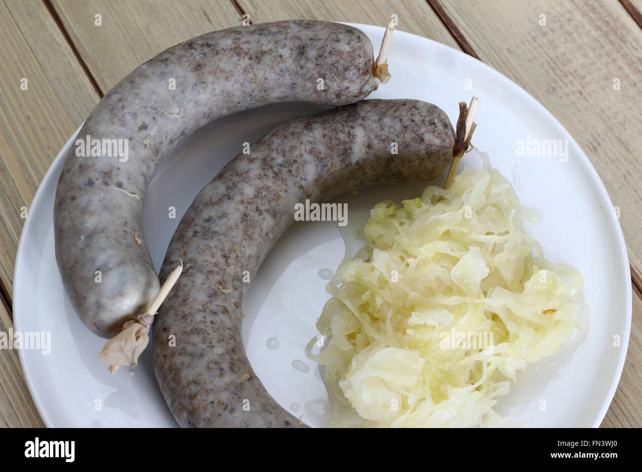Bratwurst mit Sauerkraut - Lieblings Schwein töten Delikatesse Stockfoto
