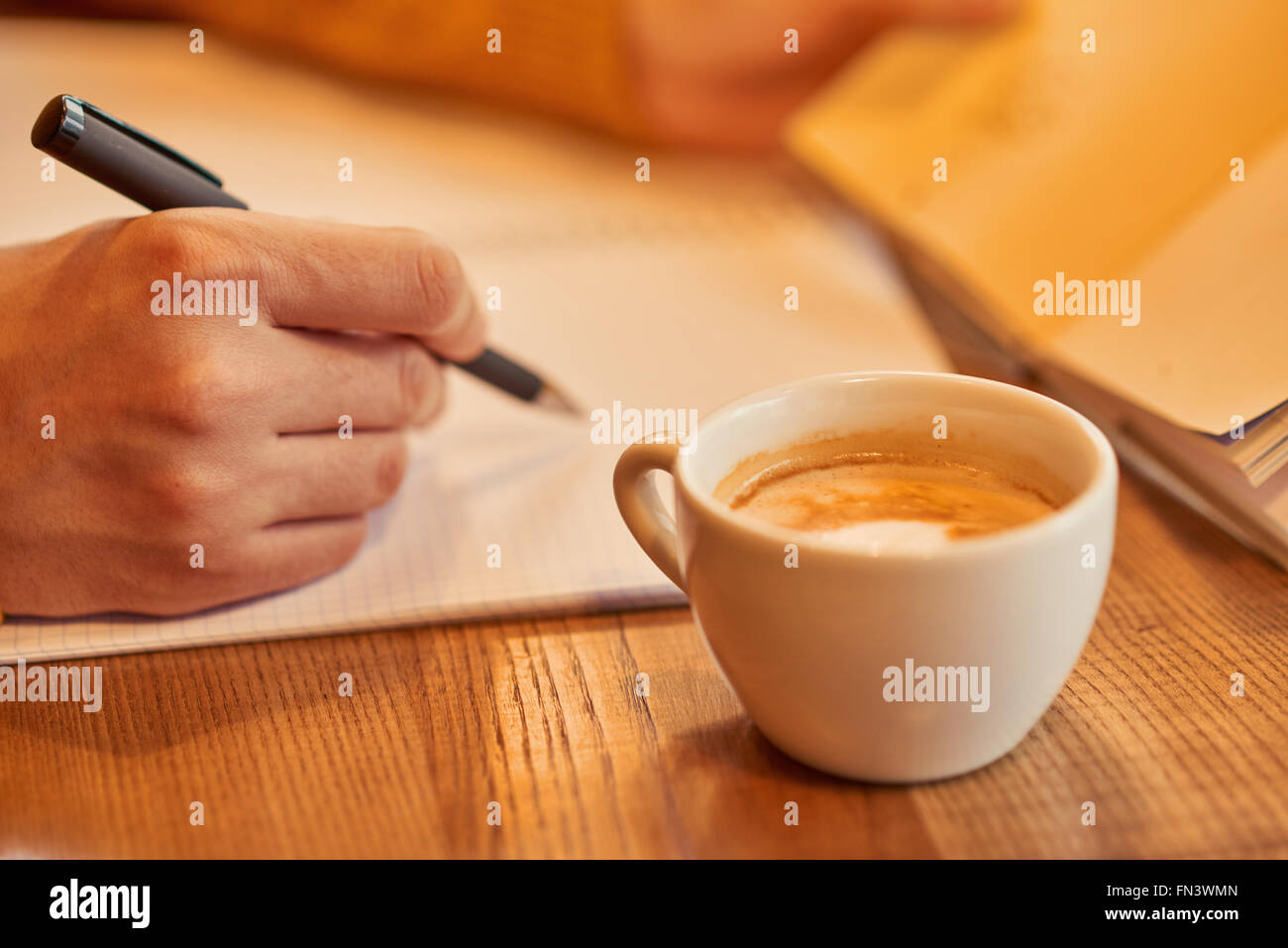 Angenehme Menschen, die sich Notizen macht Stockfoto