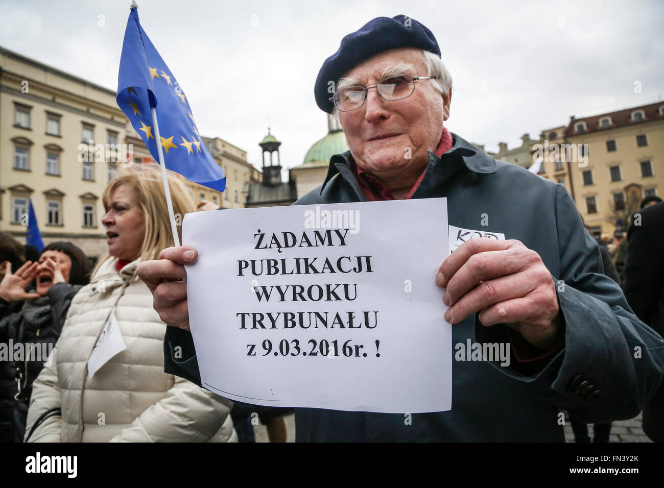 Krakau, Polen. 13. März 2016. Ein Alter Mann fordert die polnische Regierung um die Urteile des Gerichtshofs zu veröffentlichen. Menschen versammelten sich auf dem Hauptplatz in Krakau, Demonstre gegen Verfassungsgericht Krise. Der Protest wurde von KOD - das Komitee für die Verteidigung der Demokratie organisiert. © Beata Zawrzel/Pacific Press/Alamy Live-Nachrichten Stockfoto