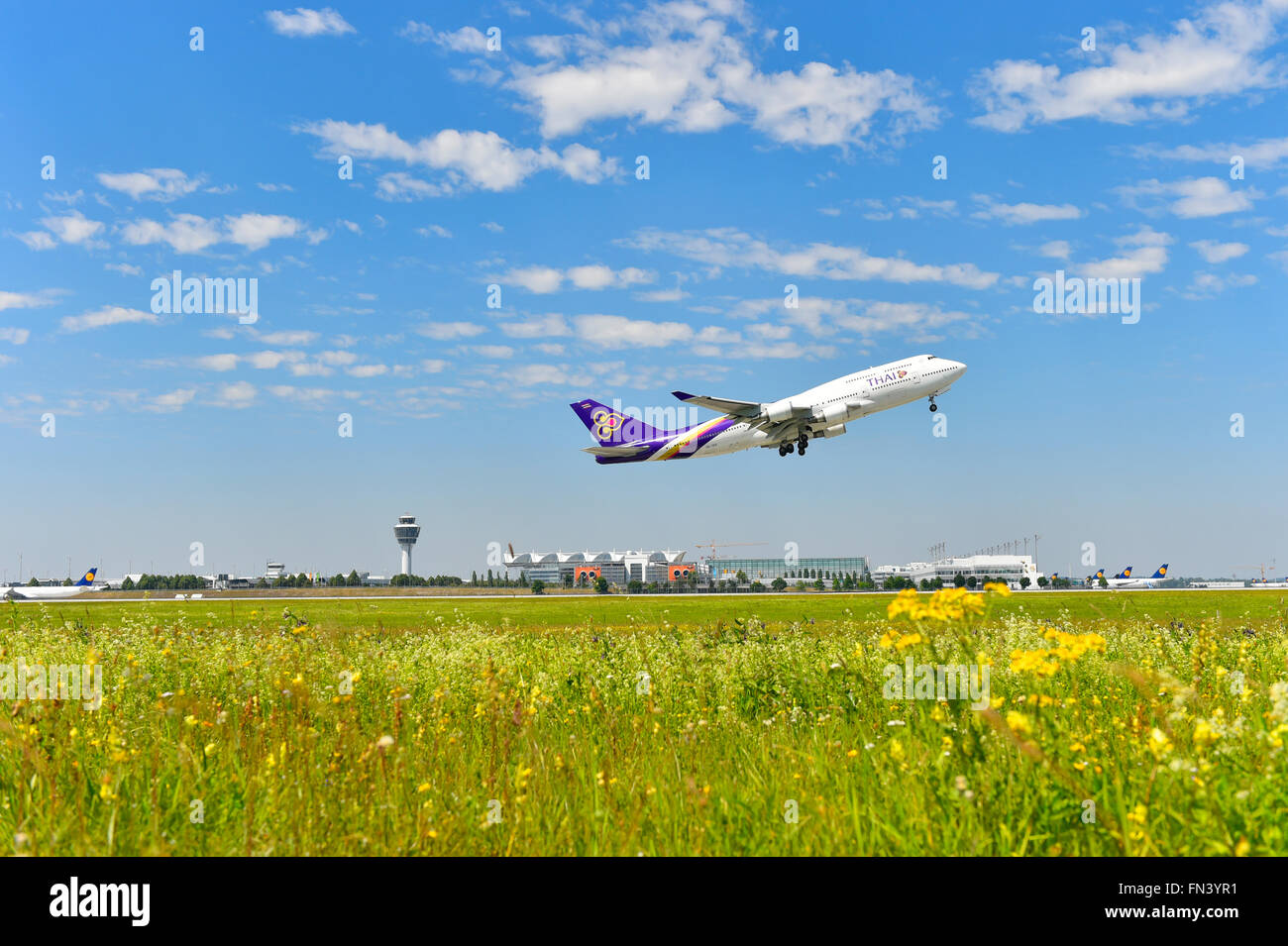 Boeing B 747-400, B747, Jumbo, Thai Airways, ziehen, ausziehen, Flugzeug, Flughafen, Übersicht, Panorama, Blick, Start-und Landebahn, Tower, Stockfoto