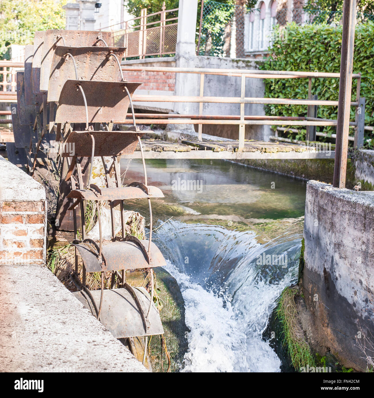 Alten Eisenrad eine Wassermühle. Ruine einer Wassermühle. Stockfoto
