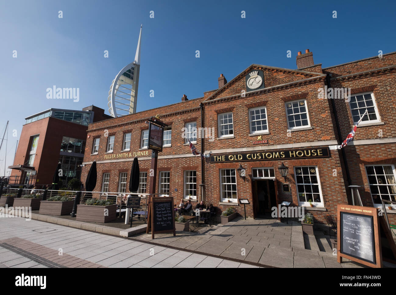 Das alte Zollhaus Pub am Gunwharf Quays in Portsmouth Stockfoto