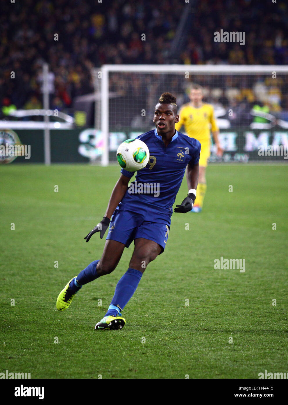 Kiew, UKRAINE - 15. November 2013: Paul Pogba von Frankreich Steuerung Kugel während der FIFA WM 2014 Play-off-Spiel gegen Ukriane Stockfoto