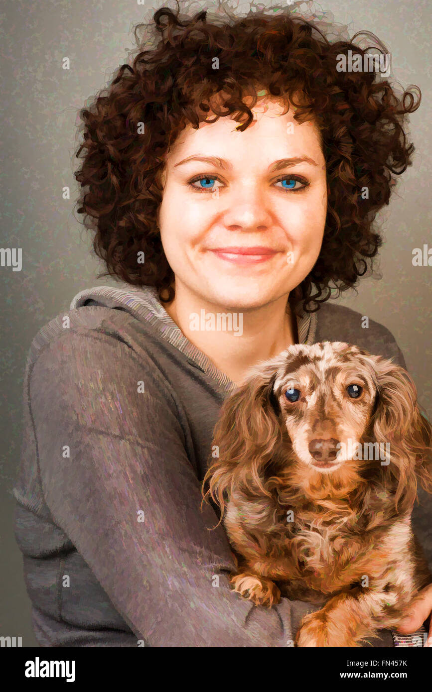 Schöne junge kaukasischen Frau posiert lächelnd mit Langhaar dappled Dackel Mitteltöne Hintergrund Stockfoto