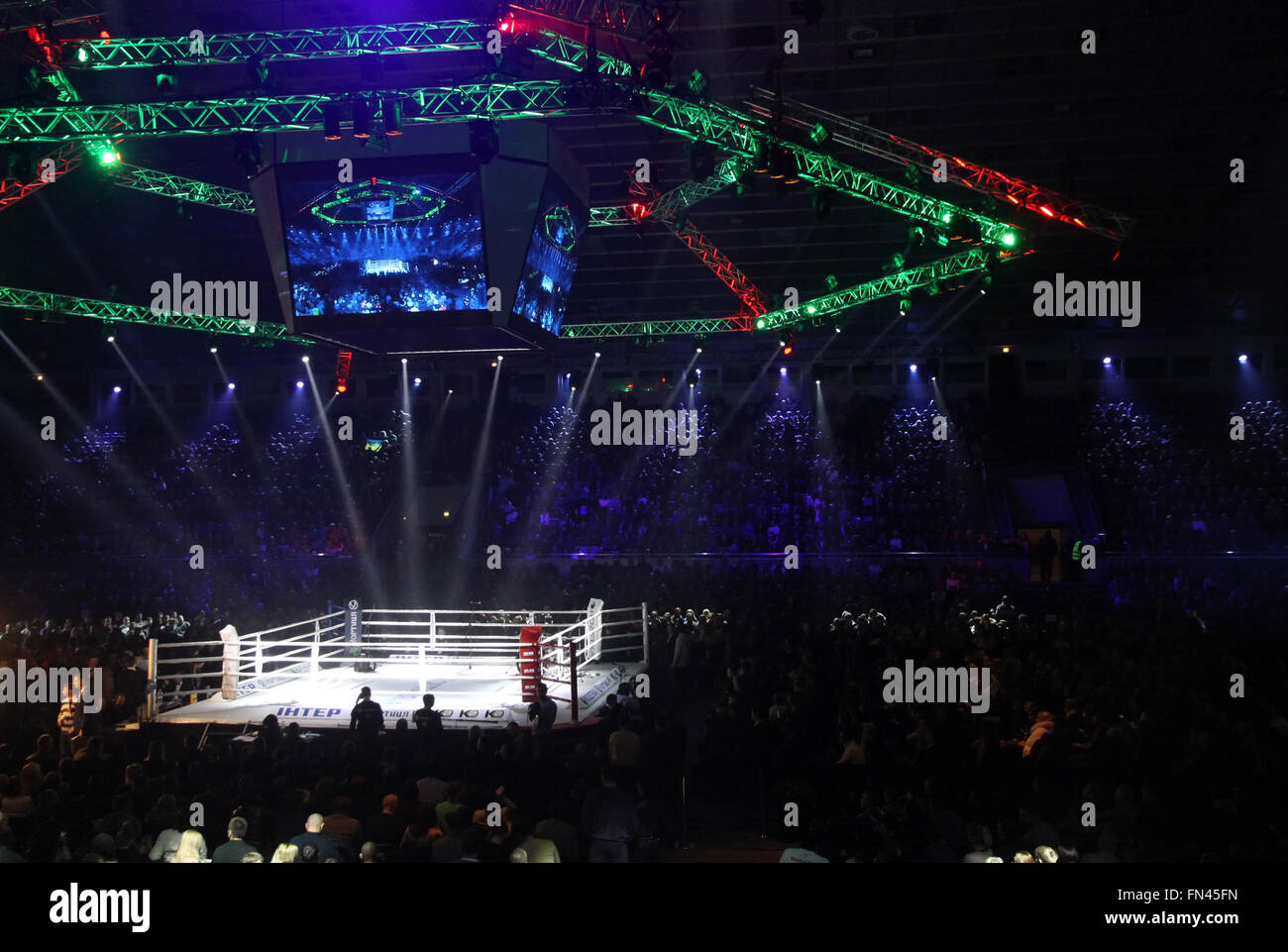 Kiew, UKRAINE - 13. Dezember 2014: Boxring und Tribünen des Palace of Sports in Kiew während "Abend des Boxens" Stockfoto