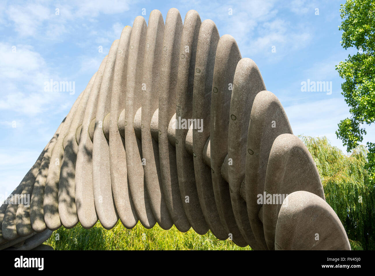 "Quantensprung", die Darwin-Denkmal-Skulptur von Pearce & Lal (2009).  Mardol Kai Gärten, Shrewsbury, Shropshire, England, Vereinigtes Königreich Stockfoto