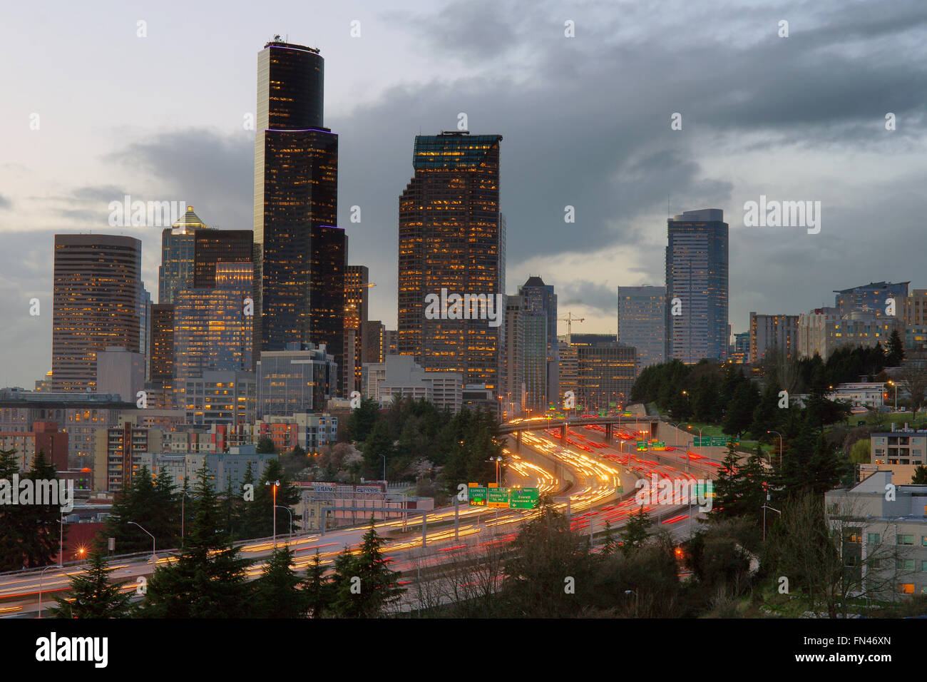 Feierabendverkehr in Seattle bei Sonnenuntergang Stockfoto
