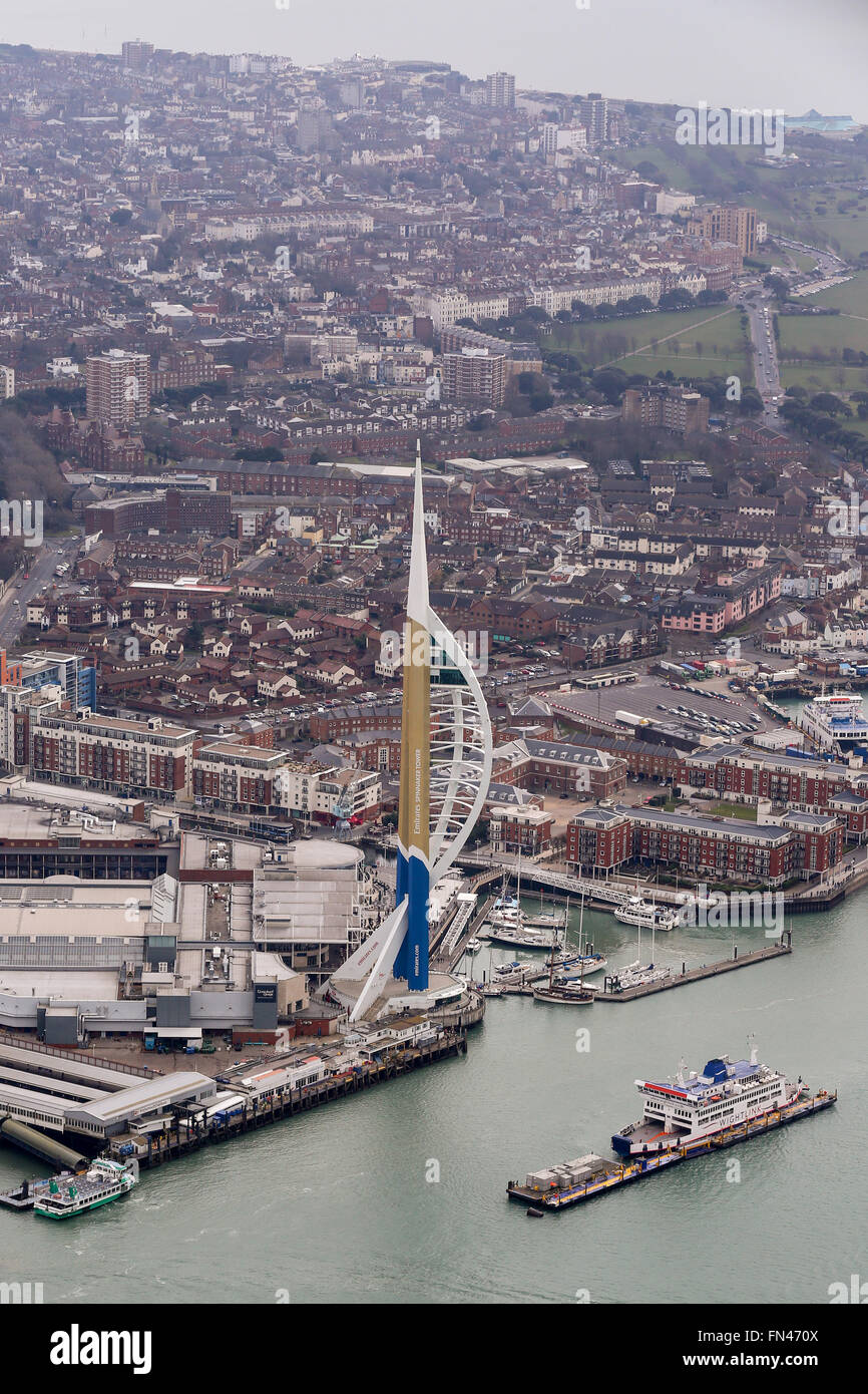 Luftaufnahme von Gunwharf Quays und Emirates Spinnaker Tower in Portsmouth, Hampshire, UK Stockfoto