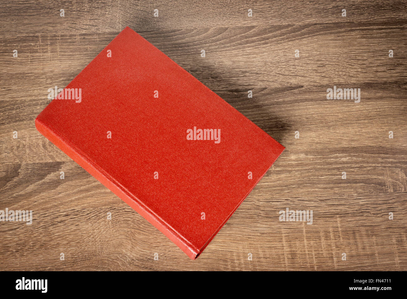 Rotes Buch auf dem Tisch Stockfoto