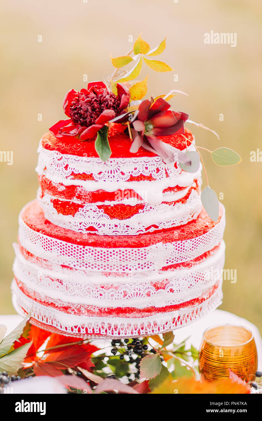 Große rote und weiße Hochzeitstorte hautnah Stockfoto