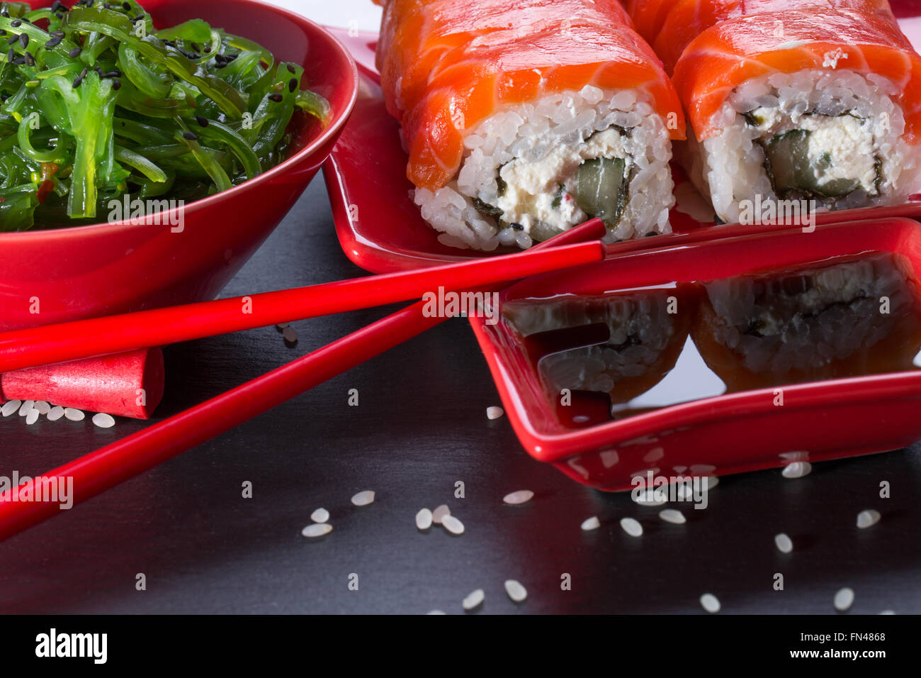 Sushi und grünem Seetang Salat auf einem Schiefer Tisch. Stockfoto