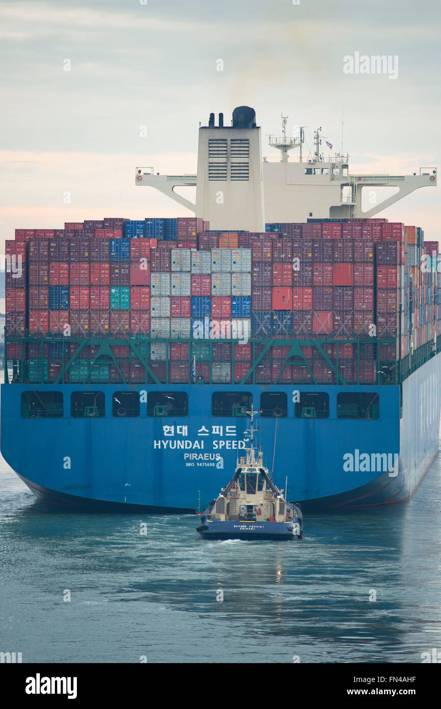 Ein Hyundai Container Frachtschiff verlässt Southampton dock in England, UK. Stockfoto