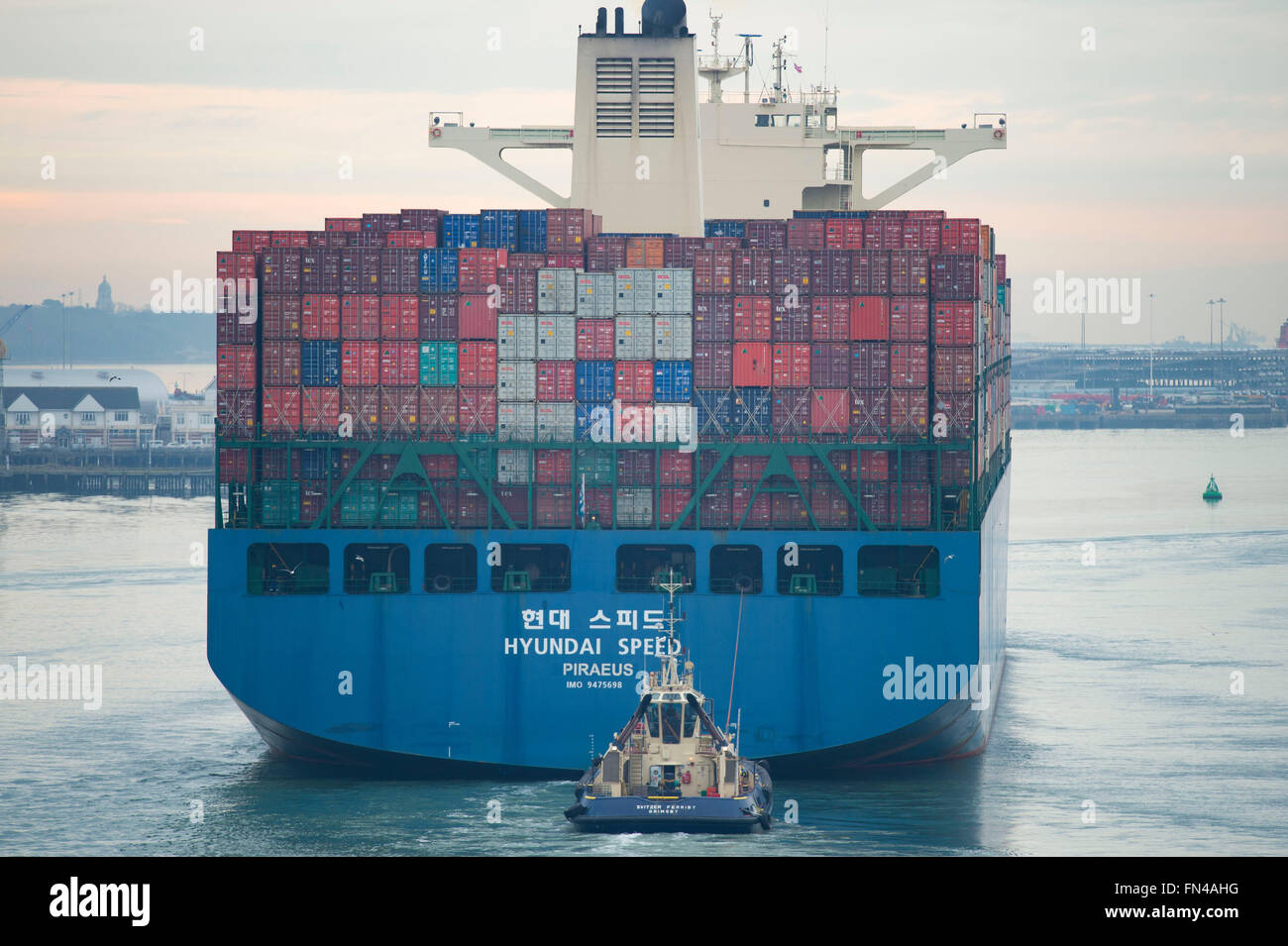 Ein großen Container verlässt Southampton Port gebunden für China voller Versandbehälter für Import und export Stockfoto