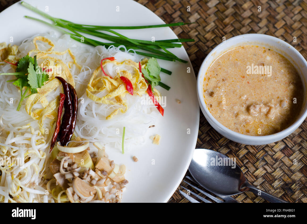 Reisnudeln in Kokosmilch-Sauce (MEE KATI) Stockfoto