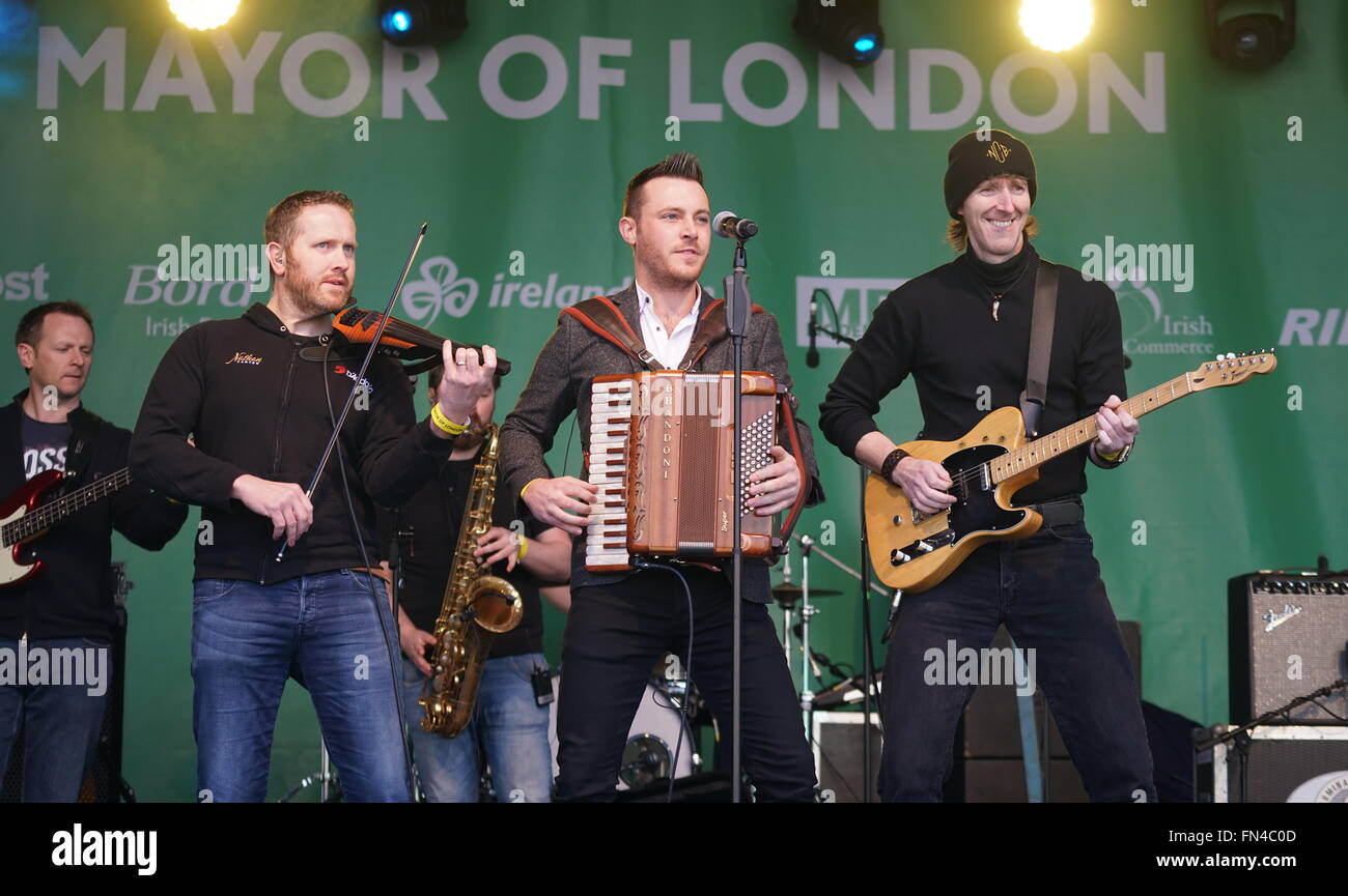 London, UK. 13. März 2016. Nathan Carter und seine Band führt am St. Patricks Day Festival und Parade in London soll ein weiterer Weltklasse-2016 am 13. März 2016 gehen Grün in Trafalgar Square, London, England, UK. Bildnachweis: Siehe Li/Alamy Live News Stockfoto