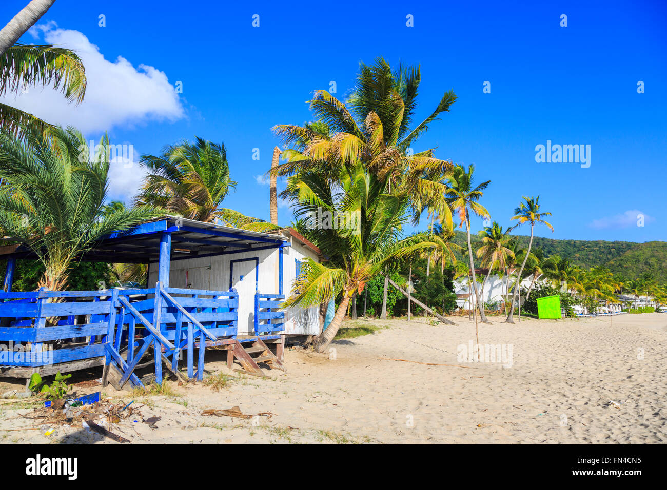 Sonnigen, goldenen Sandstrand und Hütte in Carlisle Bay, Süd-West Antigua, Antigua und Barbuda, Westindien unter blauem Himmel Stockfoto