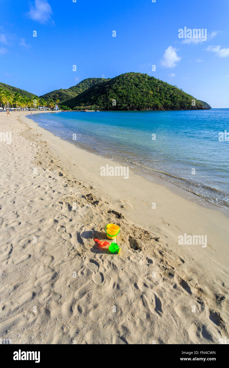 Antiguan Landschaft: Sonnig goldenen Sandstrand und das azurblaue Meer in Carlisle Bay, Antigua, Antigua und Barbuda, West Indies unter einem blauen Himmel Stockfoto