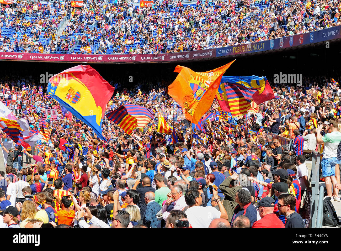 BARCELONA - Mai 03: Fans des F.C. Barcelona Fußball-Nationalmannschaft im Camp Nou-Stadion am 3. Mai 2014 in Barcelona, Spanien. Stockfoto