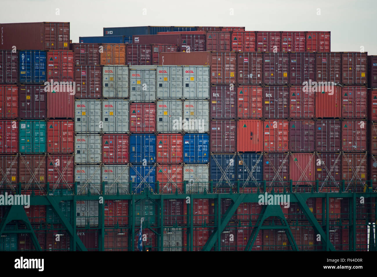 See-Container gestapelt auf einem Frachtschiff in Southampton, England, UK. Stockfoto