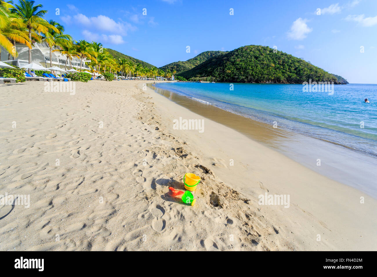 Sonnigen, goldenen Sandstrand und azurblaues Meer in Carlisle Bay, Süd-West Antigua, Antigua und Barbuda, Westindien unter blauem Himmel Stockfoto