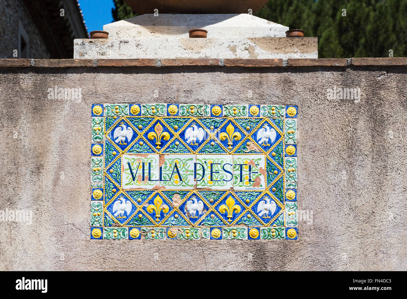 Bunt gekachelten Ortseingangsschild in Villa d ' Este, eine Renaissance-Villa in Tivoli, in der Nähe von Rom, eine führende kulturelle Attraktion Stockfoto