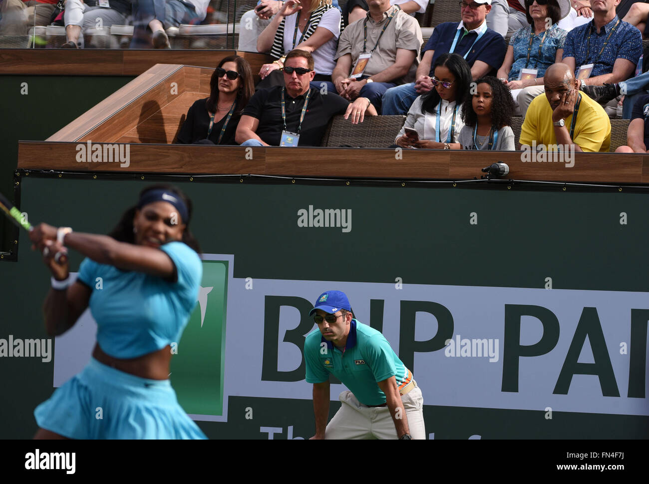 Indische Brunnen, Kalifornien, USA. Indian Wells, CA. 13. März 2016. Boxen Legende Iron Mike Tyson und Larry Ellison Uhr Serena Williams, als sie gegen Yulia Putintseva (KAZ) bei der BNP Paribas Open in Indian Wells Tennis Garden in Indian Wells spielt, gewann CA. Williams das Spiel 7: 6 6: 0. John Green/CSM/Alamy Live News Bildnachweis: Cal Sport Media/Alamy Live-Nachrichten Stockfoto