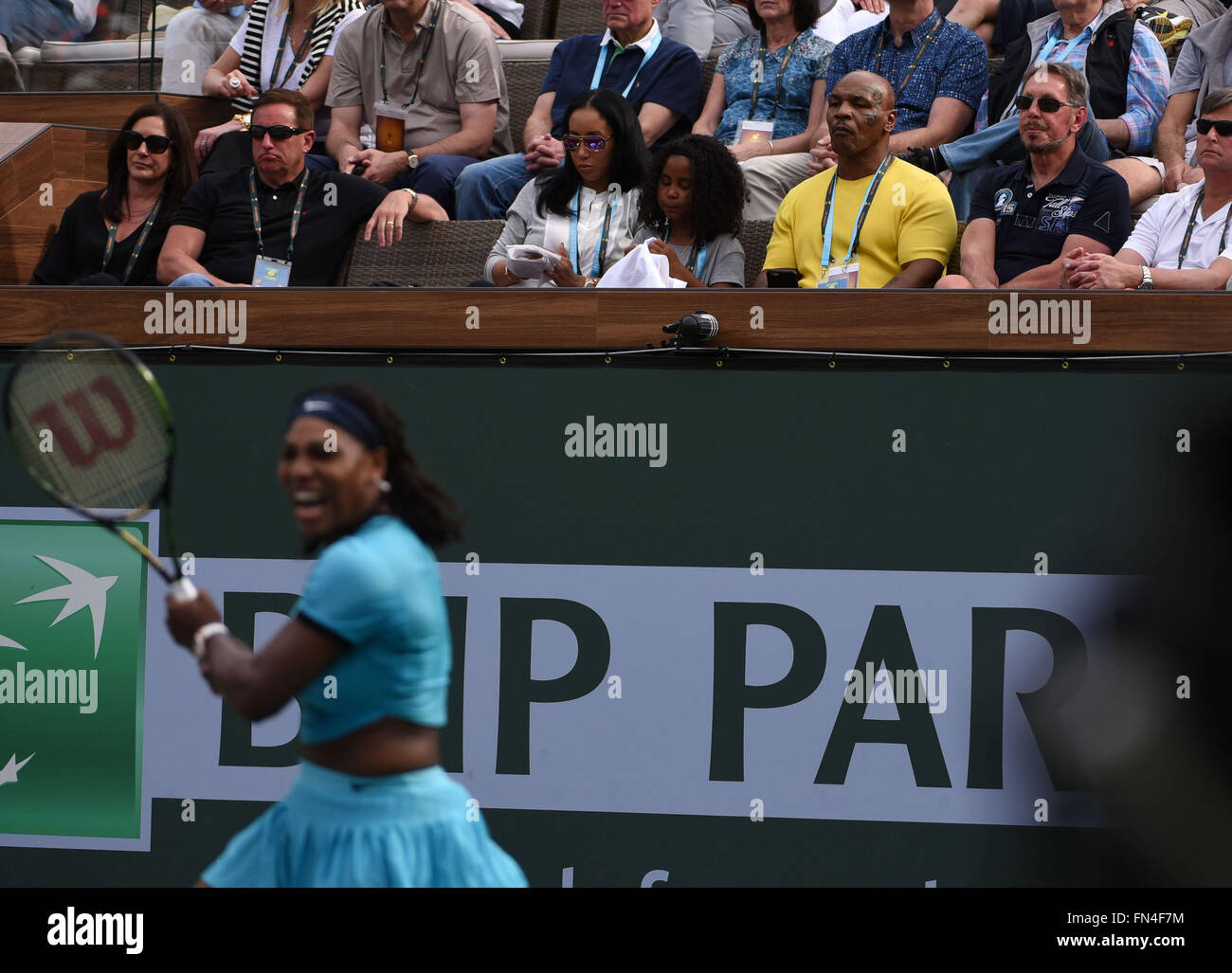Indische Brunnen, Kalifornien, USA. Indian Wells, CA. 13. März 2016. Boxen Legende Iron Mike Tyson und Larry Ellison Uhr Serena Williams, als sie gegen Yulia Putintseva (KAZ) bei der BNP Paribas Open in Indian Wells Tennis Garden in Indian Wells spielt, gewann CA. Williams das Spiel 7: 6 6: 0. John Green/CSM/Alamy Live News Bildnachweis: Cal Sport Media/Alamy Live-Nachrichten Stockfoto