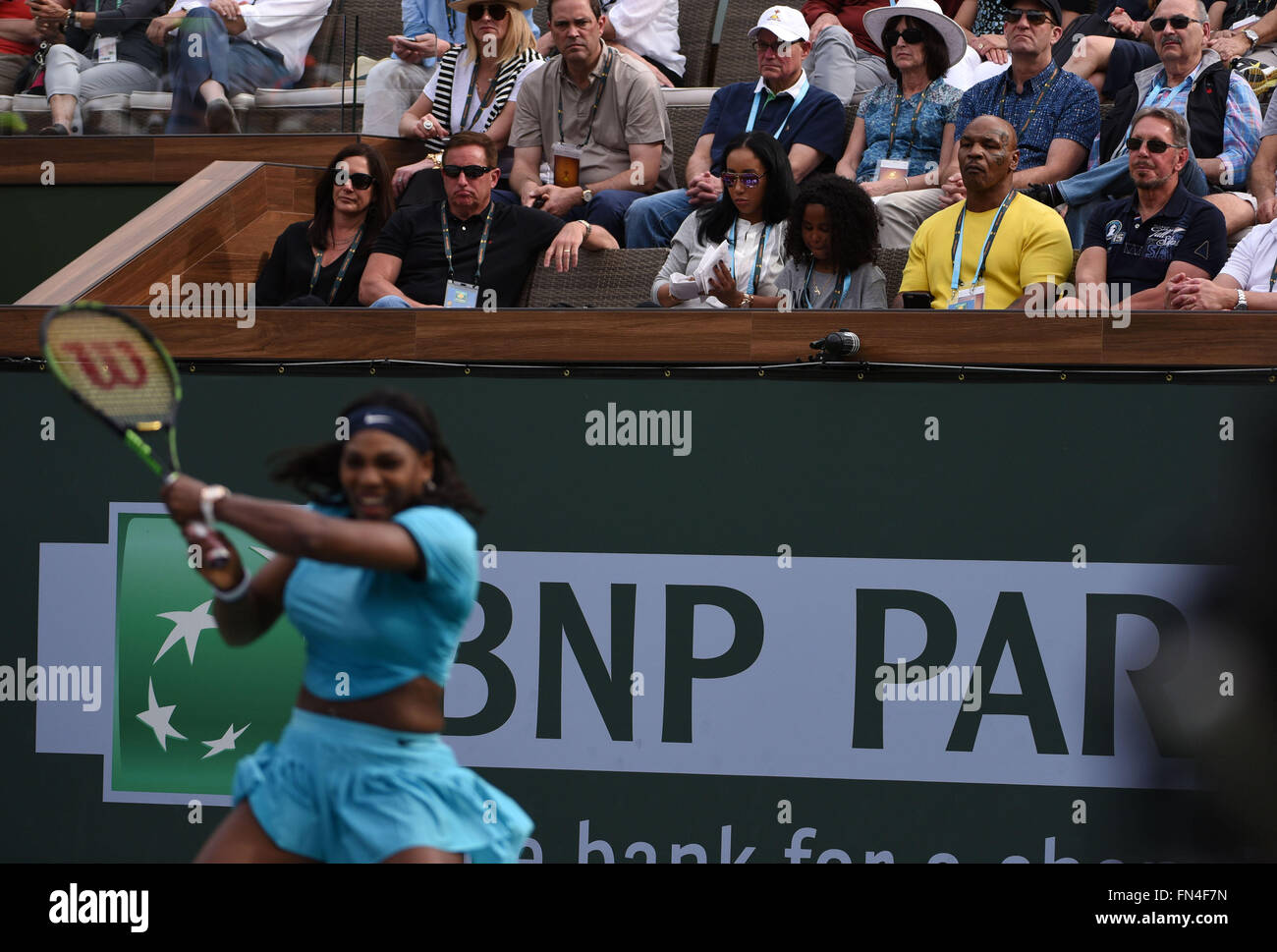 Indische Brunnen, Kalifornien, USA. Indian Wells, CA. 13. März 2016. Boxen Legende Iron Mike Tyson und Larry Ellison Uhr Serena Williams, als sie gegen Yulia Putintseva (KAZ) bei der BNP Paribas Open in Indian Wells Tennis Garden in Indian Wells spielt, gewann CA. Williams das Spiel 7: 6 6: 0. John Green/CSM/Alamy Live News Bildnachweis: Cal Sport Media/Alamy Live-Nachrichten Stockfoto