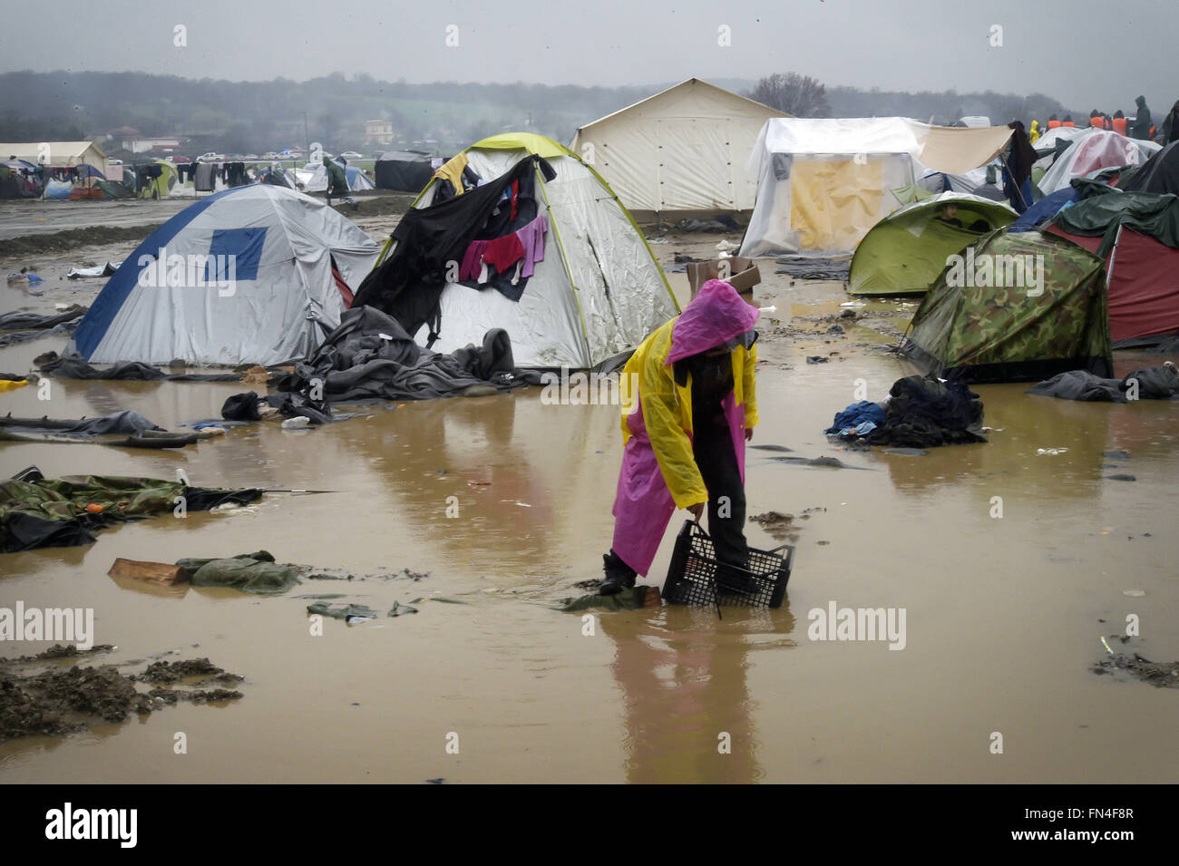 Idonemi, Griechenland. 13. März 2016. Tausende von Migranten verzweifelten Bedingungen unter dem Regen und in der Kälte zu ertragen, während sie darauf, an der geschlossenen Grenze zwischen Griechenland und Mazedonien warten. Die Migranten leben in Schlamm und Feuchtigkeit nach Tagen Dauerregen. © Danilo Balducci/ZUMA Draht/Alamy Live-Nachrichten Stockfoto