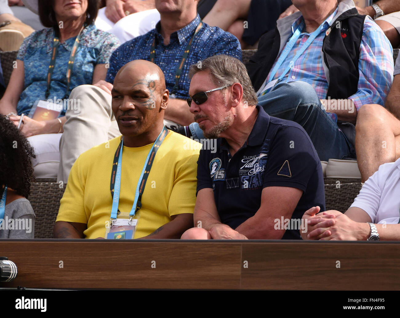 Indische Brunnen, Kalifornien, USA. Indian Wells, CA. 13. März 2016. Boxen Legende Iron Mike Tyson und Larry Ellison Uhr Serena Williams, als sie gegen Yulia Putintseva (KAZ) bei der BNP Paribas Open in Indian Wells Tennis Garden in Indian Wells spielt, gewann CA. Williams das Spiel 7: 6 6: 0. John Green/CSM/Alamy Live News Bildnachweis: Cal Sport Media/Alamy Live-Nachrichten Stockfoto