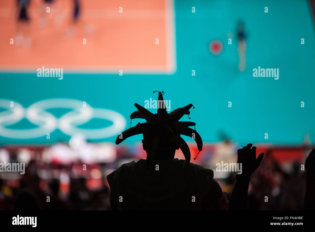 Silhouette der polnischen fans tragende Herren-Volleyball-Team im Earls Court Exhibition Centre während der Olympischen Spiele 2012, London, Europa. Stockfoto