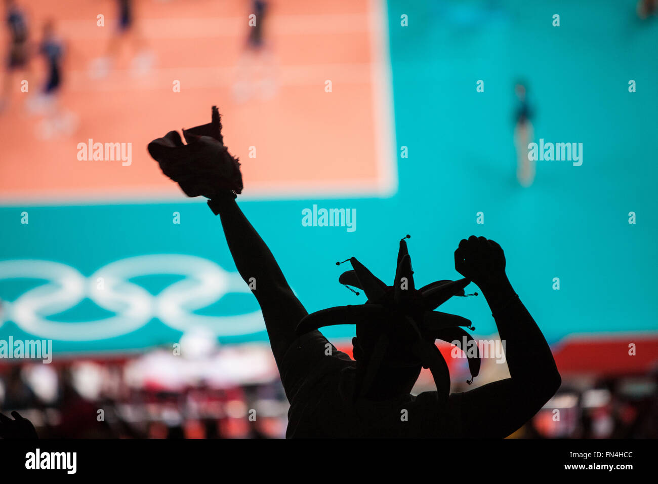 Silhouette der polnischen fans tragende Herren-Volleyball-Team im Earls Court Exhibition Centre während der Olympischen Spiele 2012, London, Europa. Stockfoto