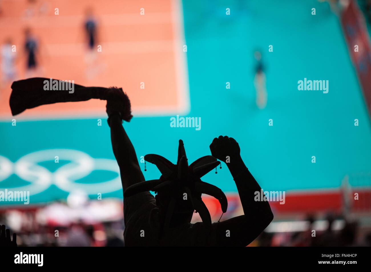 Silhouette der polnischen fans tragende Herren-Volleyball-Team im Earls Court Exhibition Centre während der Olympischen Spiele 2012, London, Europa. Stockfoto