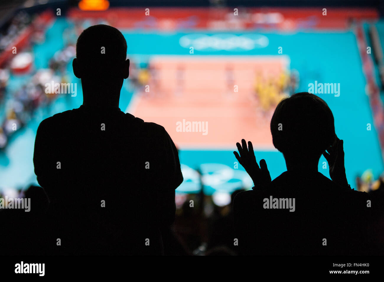 Silhouette der polnischen fans tragende Herren-Volleyball-Team im Earls Court Exhibition Centre während der Olympischen Spiele 2012, London, Europa. Stockfoto