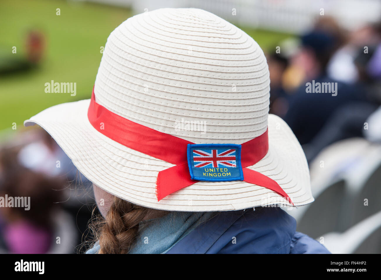 Briten Lüfter beobachten Bogenschießen, Lords Cricket Ground während der Olympischen Spiele in London 2012, England, UK, Europa. Stockfoto